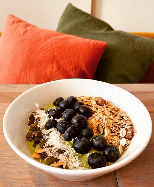 Een kickstart van je dag is een ontbijt met spinazie, banaan en avocado. Ga voor een eenvoudige smoothiebowl!